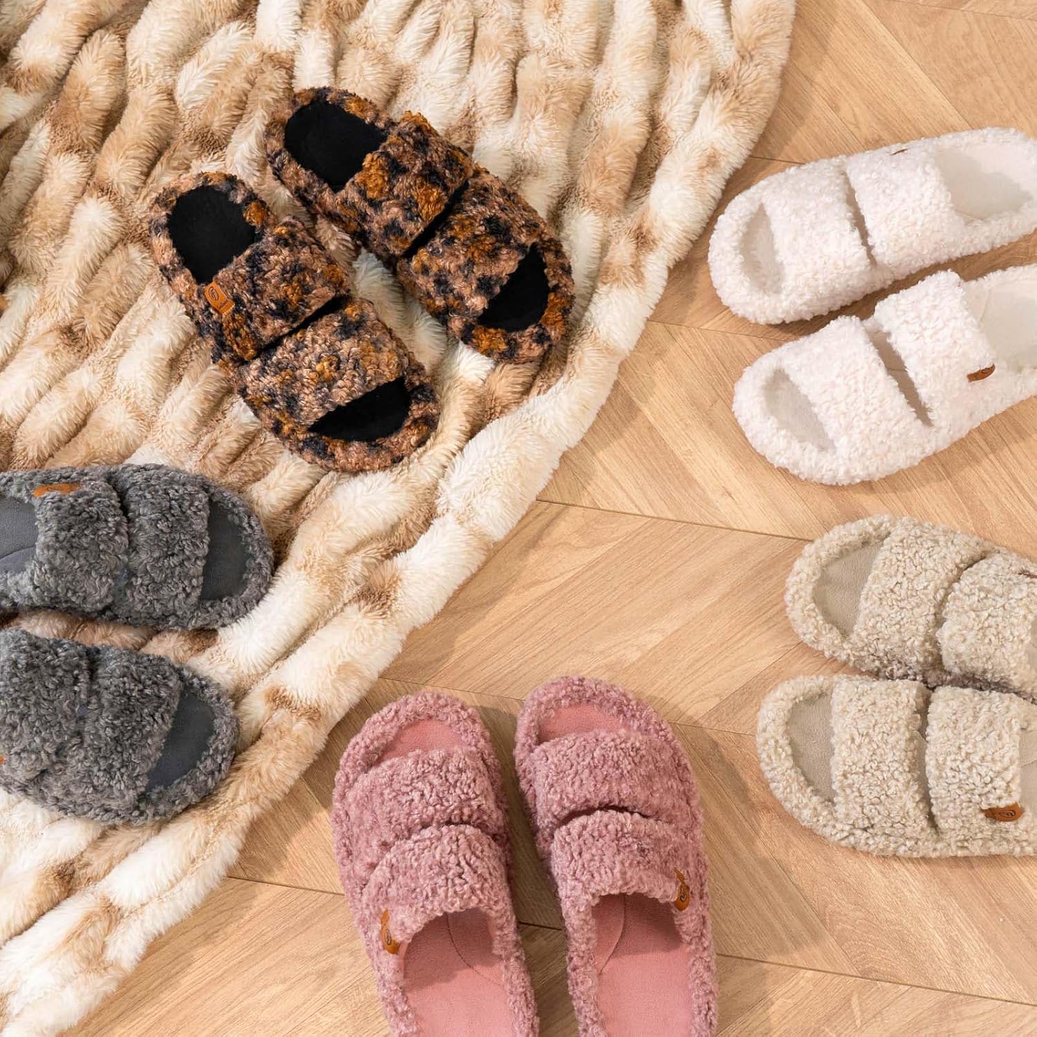 EverFoams Womens Fuzzy Open-toe Slippers